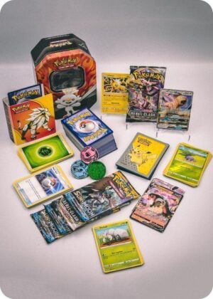 Pokemons mellem pakkeløsning med Pokémonkort, mini mappe og tinbox