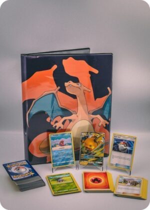 Pokemons mellem pakkeløsning med Pokémonkort, en stor Pokémonmappe